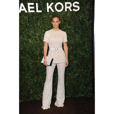 Bar Rafaeli in weißer Spitze 