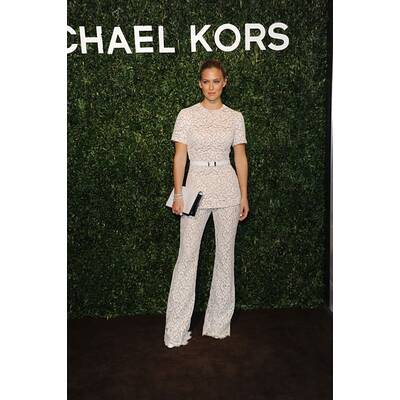 Bar Rafaeli in weißer Spitze 