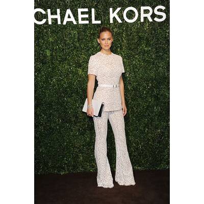 Bar Rafaeli in weißer Spitze 