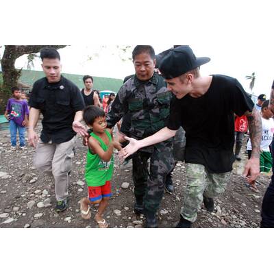 Justin Bieber besucht Orkan-Opfer in Tacloban