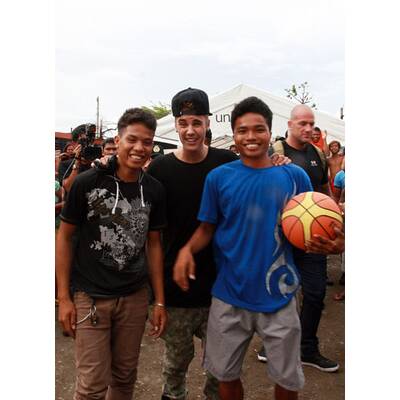 Justin Bieber besucht Orkan-Opfer in Tacloban