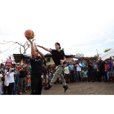 Justin Bieber besucht Orkan-Opfer in Tacloban
