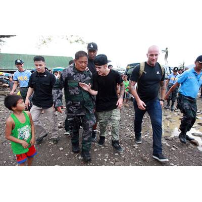 Justin Bieber besucht Orkan-Opfer in Tacloban