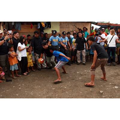 Justin Bieber besucht Orkan-Opfer in Tacloban