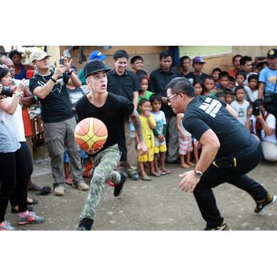 Justin Bieber besucht Orkan-Opfer in Tacloban