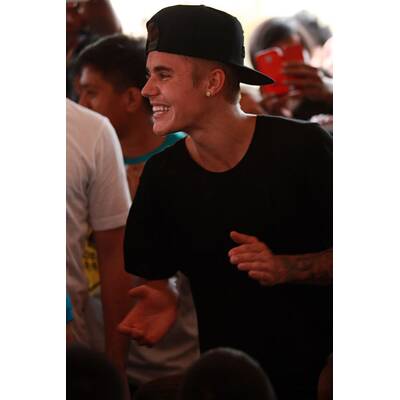 Justin Bieber besucht Orkan-Opfer in Tacloban