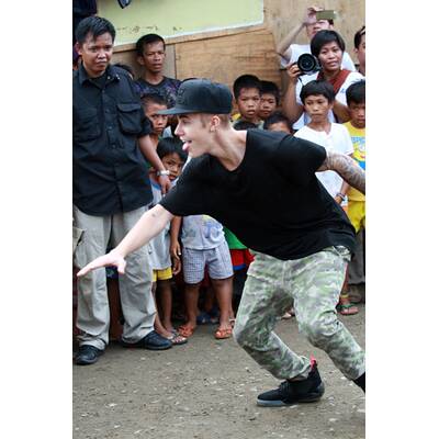 Justin Bieber besucht Orkan-Opfer in Tacloban