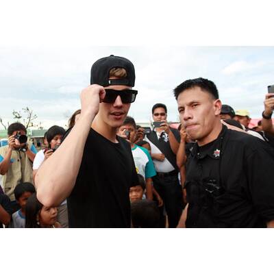 Justin Bieber besucht Orkan-Opfer in Tacloban