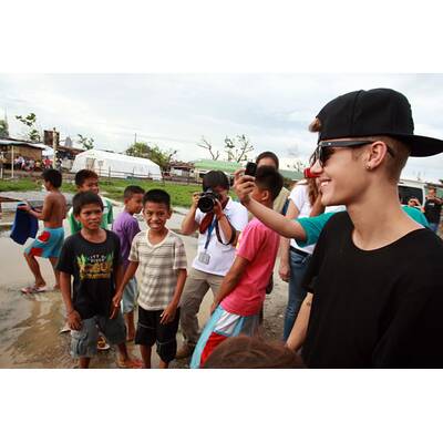 Justin Bieber besucht Orkan-Opfer in Tacloban