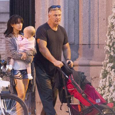 Alec & Hilaria Baldwin: Unterwegs mit Baby