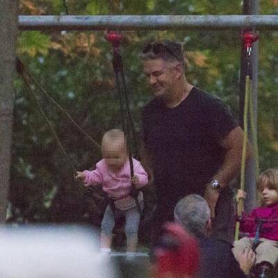 Alec & Hilaria Baldwin: Unterwegs mit Baby