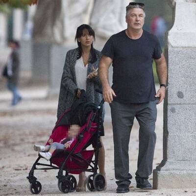 Alec & Hilaria Baldwin: Unterwegs mit Baby