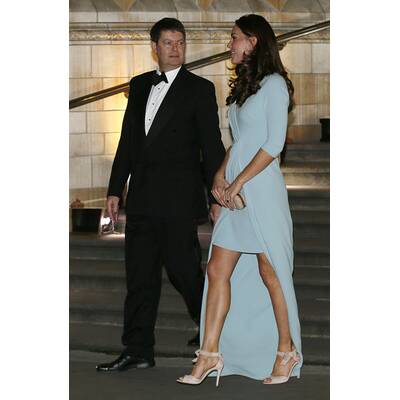 Herzogin Kate strahlend schön mit Minibauch