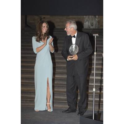 Herzogin Kate strahlend schön mit Minibauch