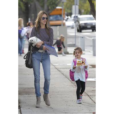 Alessandra Ambrosio holt Anja von der Schule ab