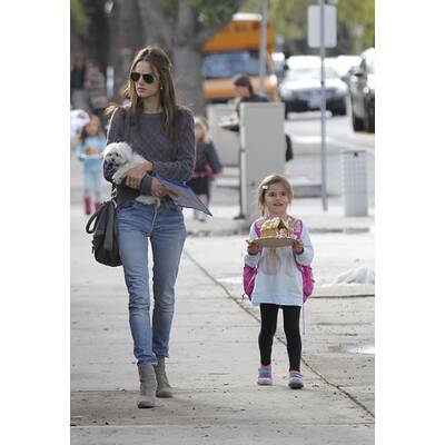 Alessandra Ambrosio holt Anja von der Schule ab