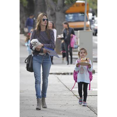 Alessandra Ambrosio holt Anja von der Schule ab