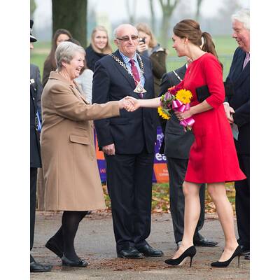 Herzogin Kate verzaubert in Rot