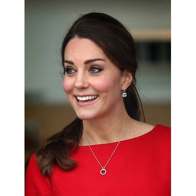Herzogin Kate verzaubert in Rot