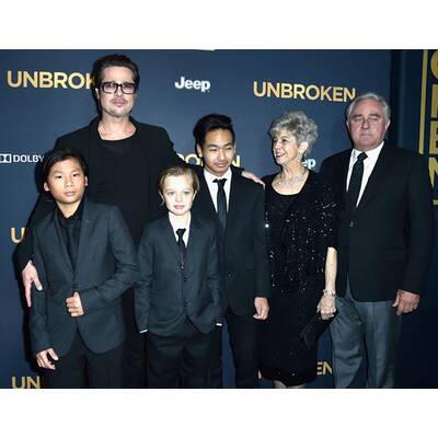 Brad Pitt, Maddox, Pax und Shiloh springen für Angelina Jolie ein