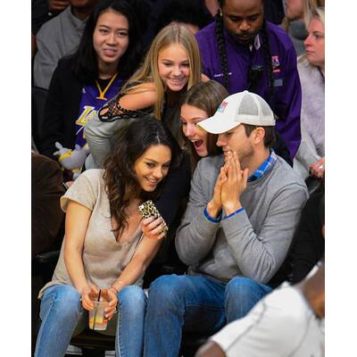 Hollywoodstars Mila Kunis und Ashton in love.