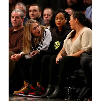 Cara Delevingne auf Kuschelkurs mit den Damen