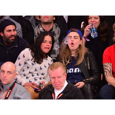 Cara Delevingne auf Kuschelkurs mit den Damen