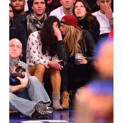 Cara Delevingne auf Kuschelkurs mit den Damen