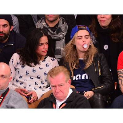 Cara Delevingne auf Kuschelkurs mit den Damen