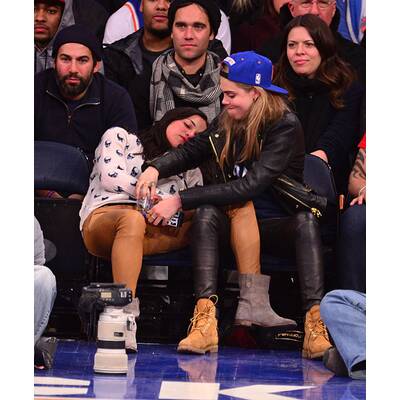 Cara Delevingne auf Kuschelkurs mit den Damen