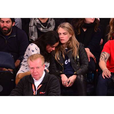 Cara Delevingne auf Kuschelkurs mit den Damen