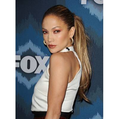 Jennifer Lopez im roten Tulpenrock