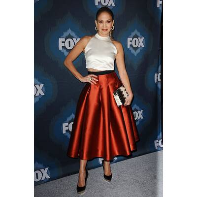 Jennifer Lopez im roten Tulpenrock