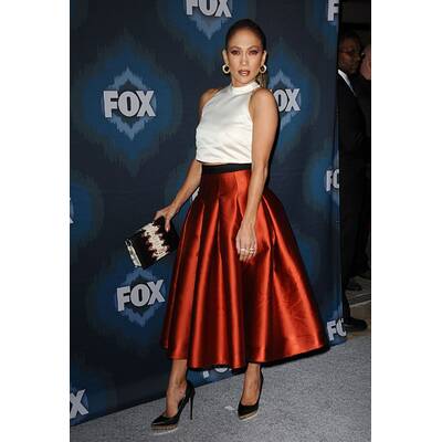 Jennifer Lopez im roten Tulpenrock