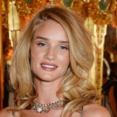 Rosie Huntington-Whiteley im Nachthemd