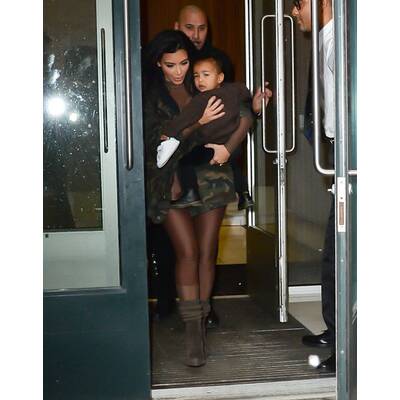 Kim Kardashian zerrt Nori zur Fashion Week