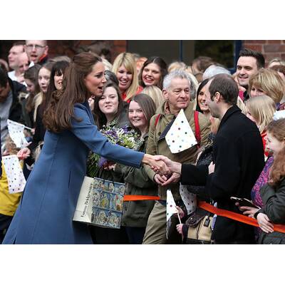 Herzogin Kate besucht Keramik-Fabrik