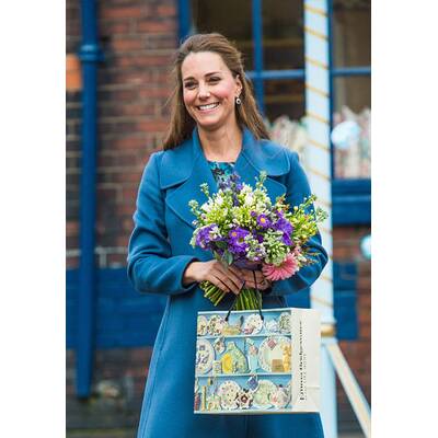 Herzogin Kate besucht Keramik-Fabrik