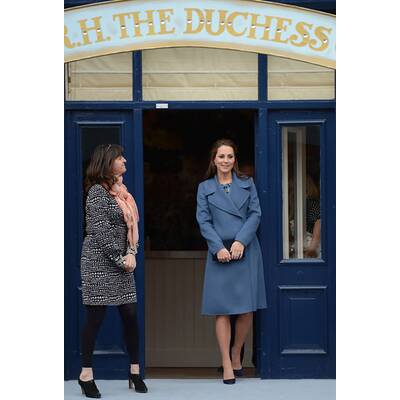 Herzogin Kate besucht Keramik-Fabrik