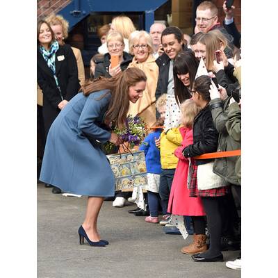 Herzogin Kate besucht Keramik-Fabrik