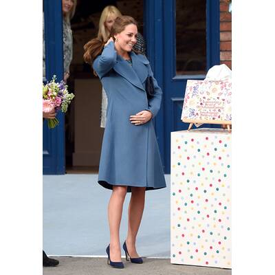 Herzogin Kate besucht Keramik-Fabrik