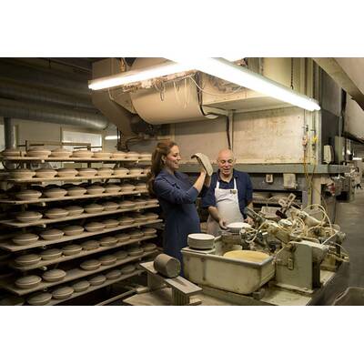 Herzogin Kate besucht Keramik-Fabrik