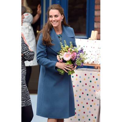 Herzogin Kate besucht Keramik-Fabrik