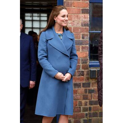 Herzogin Kate besucht Keramik-Fabrik