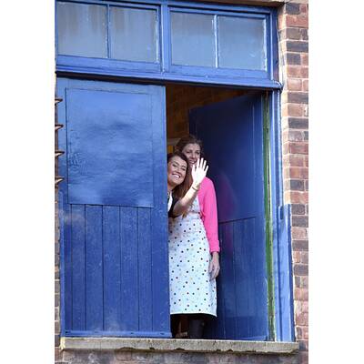 Herzogin Kate besucht Keramik-Fabrik