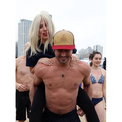 Lady Gaga springt ins Eiswasser