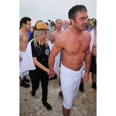 Lady Gaga springt ins Eiswasser