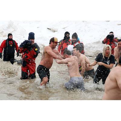 Lady Gaga springt ins Eiswasser