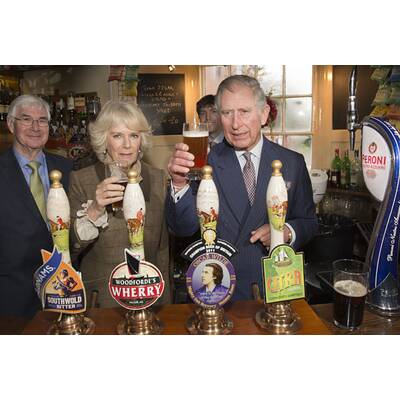 Prinz Charles & Camilla im Pub