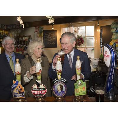 Prinz Charles & Camilla im Pub